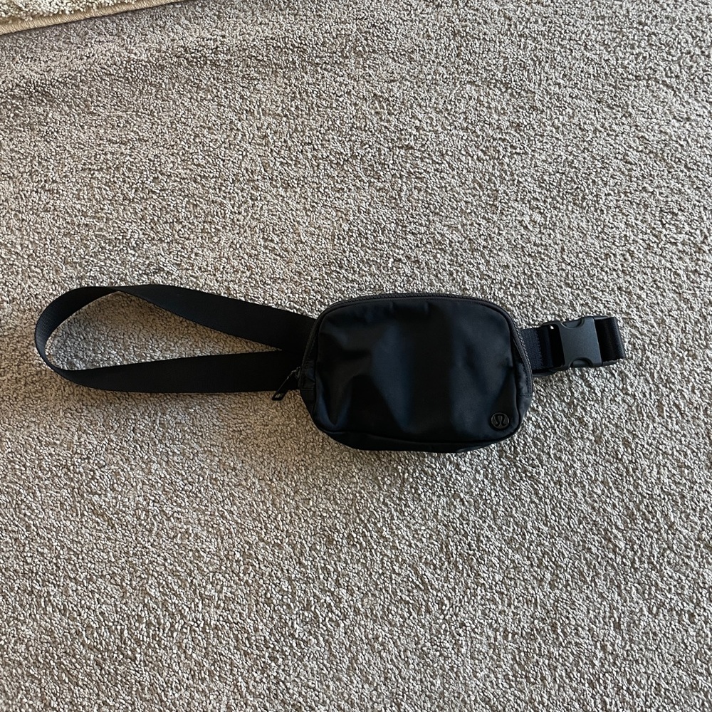 Lululemon everywhere belt bag